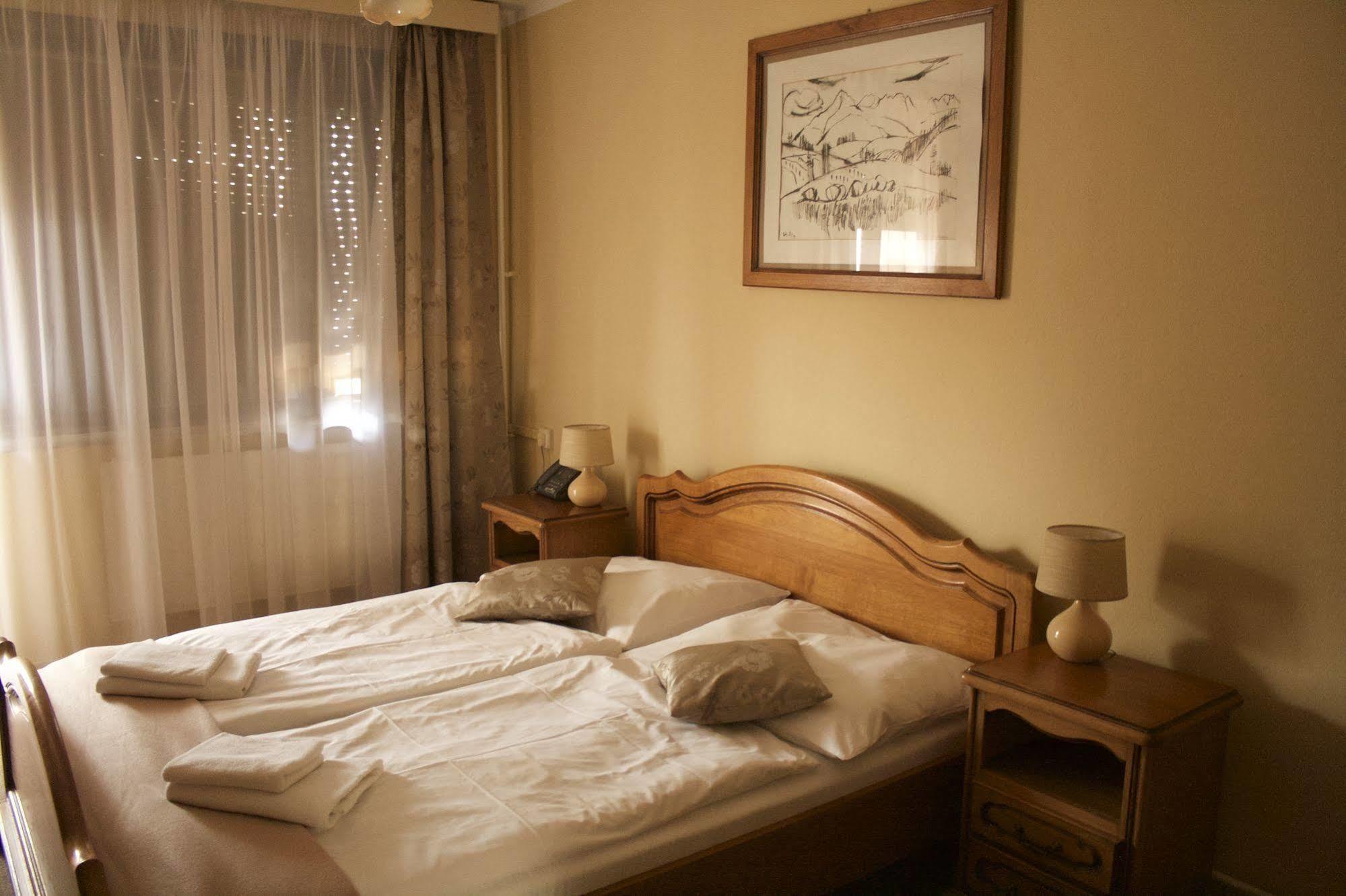 Hotel Satelit Piest'any Extérieur photo